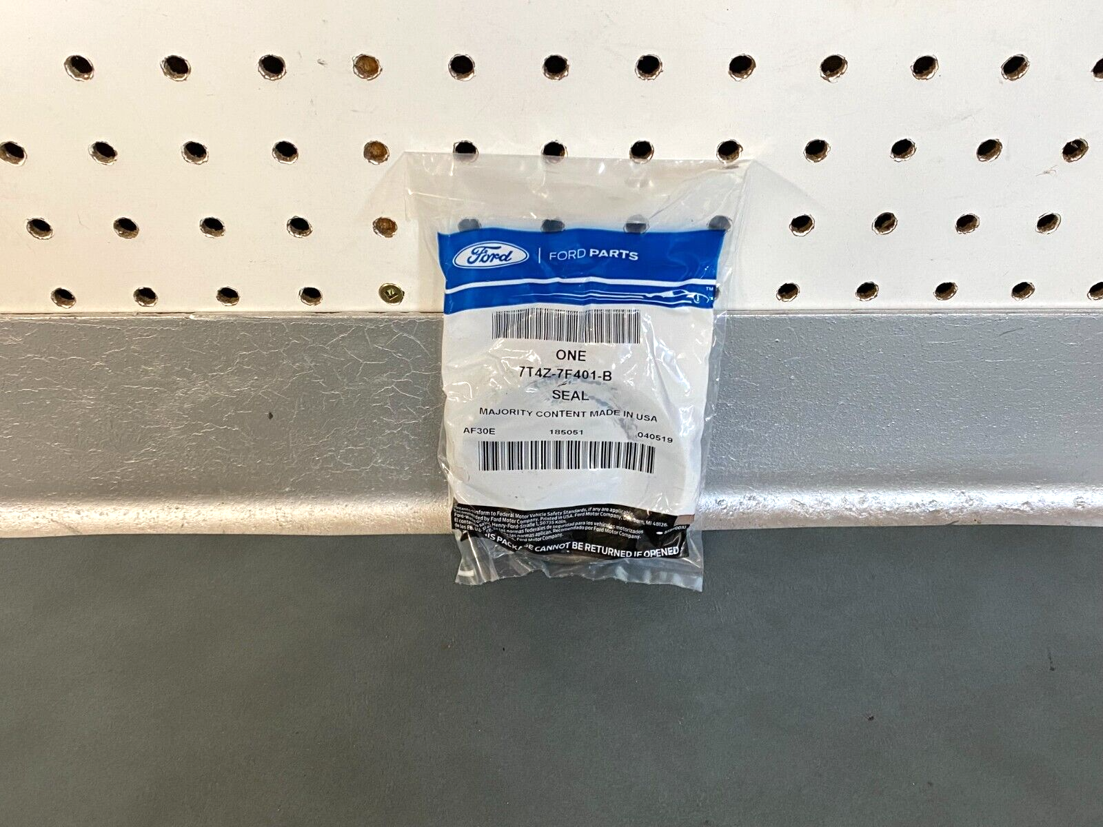 .. A ..¨̮　0711 Ford OEM NOS 7T4Z-7F401-B Auto Transmission Oil Pump Seal