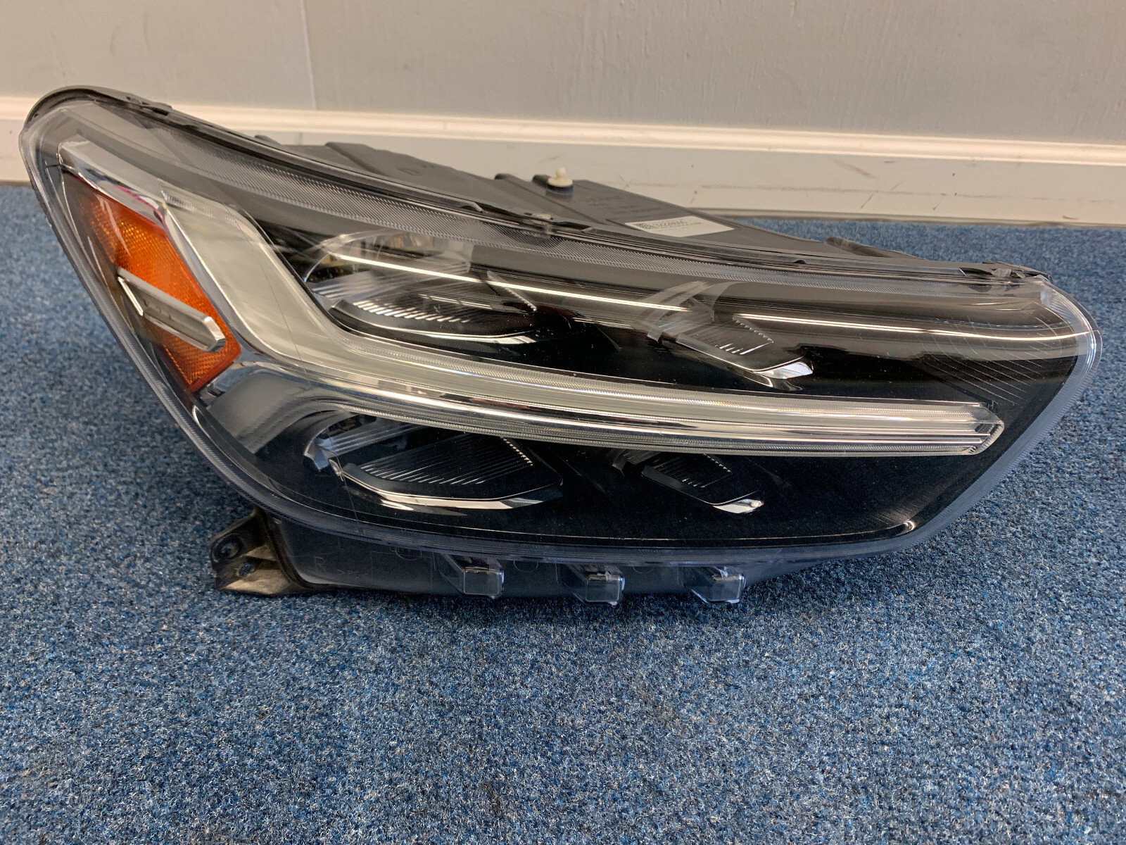 19-22 Volvo XC40 Right Front Headlight Assembly w/o Adaptive 19-22 Volvo XC40 Right Front Headlight Assembly w/o Adaptive
