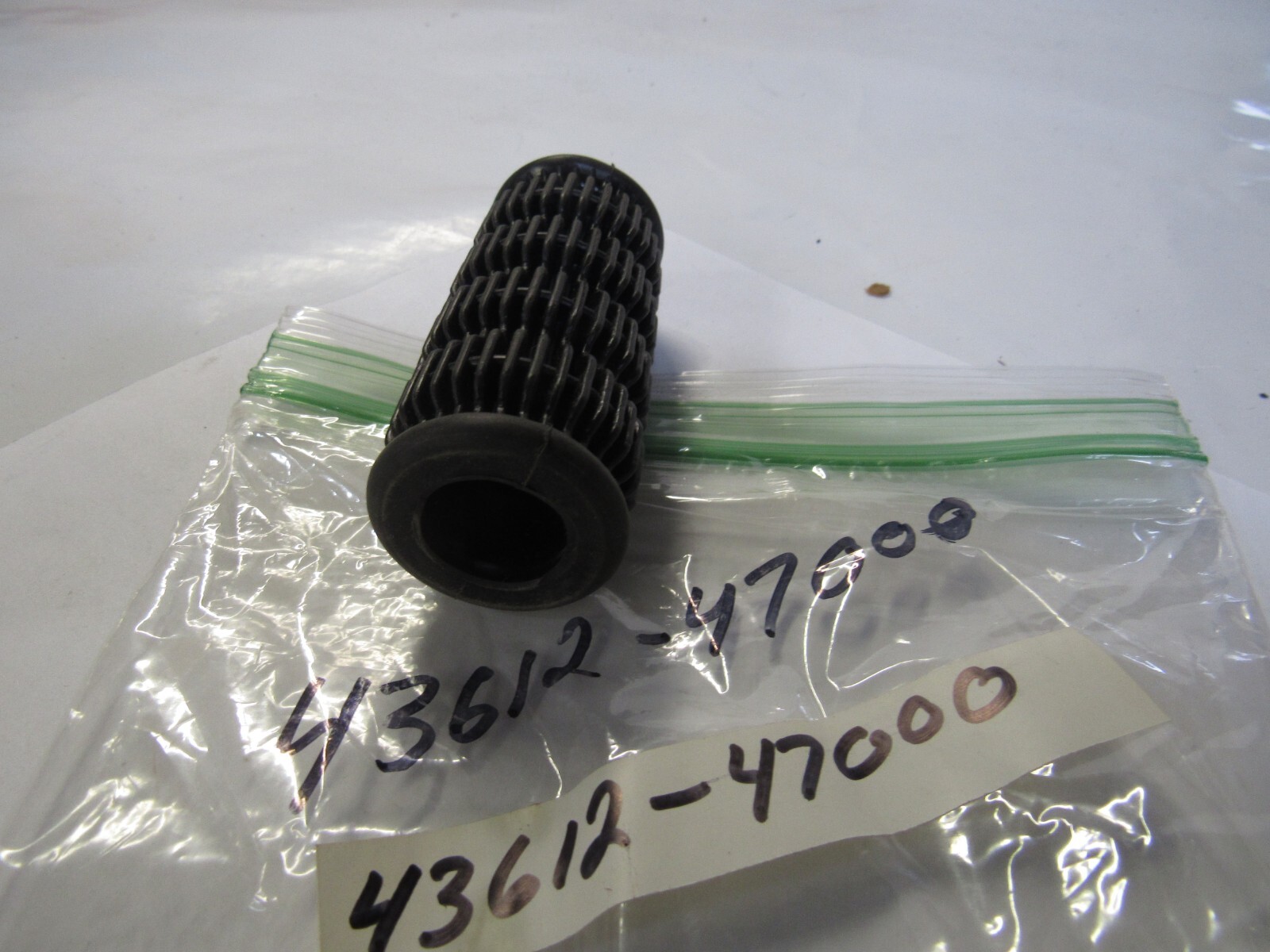 NOS NEW OEM SUZUKI GS550 GS550L GS550E R. FOOTREST RUBBER