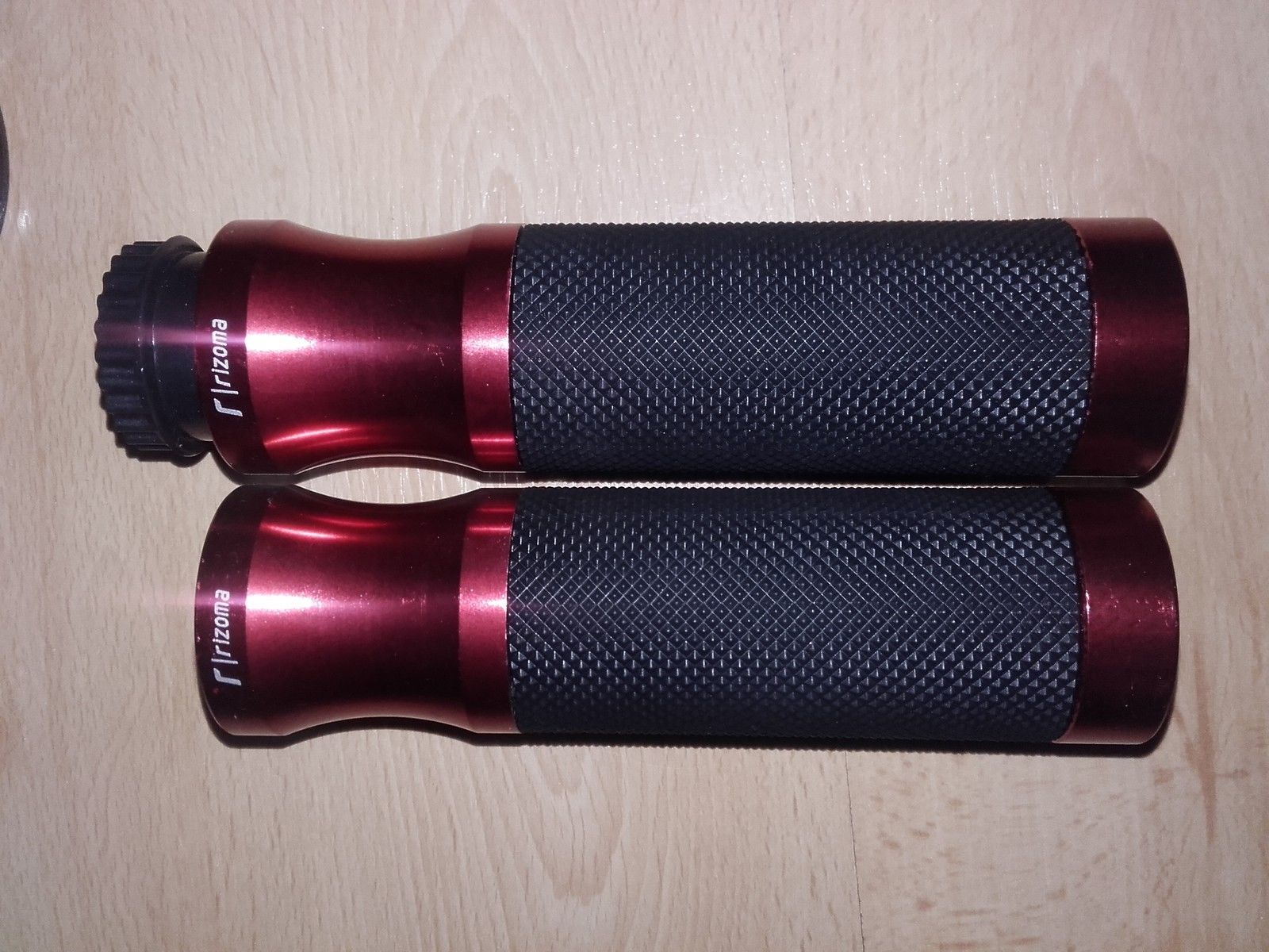 Motorradteile in Rot