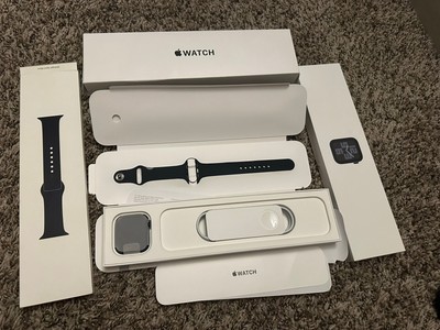 Apple Watch SE (2nd Generation) 44mm Aluminum Case with Sport Band