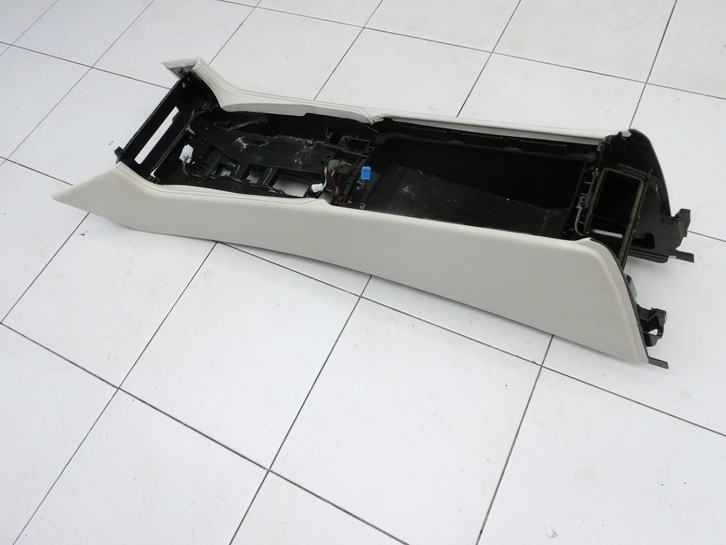 Mercedes CLS 250 C218 11-14 RHD Mittelkonsole Mercedes CLS 250 C218 11-14 18.11.2013 A2186806350 gebraucht Vorschau 3