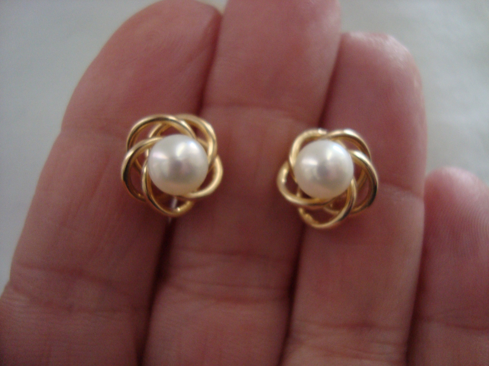 14K Yellow Gold Akoya Cultured White Pearl Stud Earrings Swirl Knot Basket NIB