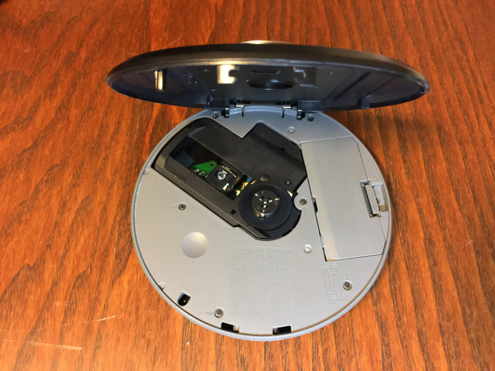 Sony CD / MP3 Walkman D-NE240 Fully functional, playback tested and working