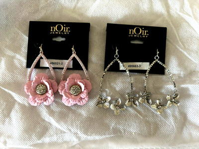 Noir Lot of 2 Floral Pierced Earings (J71)