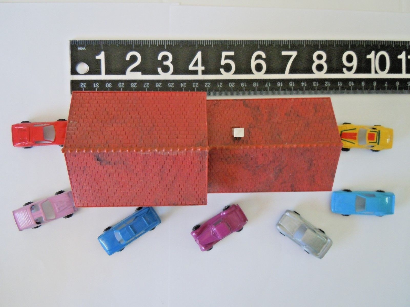 HO Scale, Unbranded, Maintenance Building  & 7 Cars, Pre-Owned ~ Inventory #1503