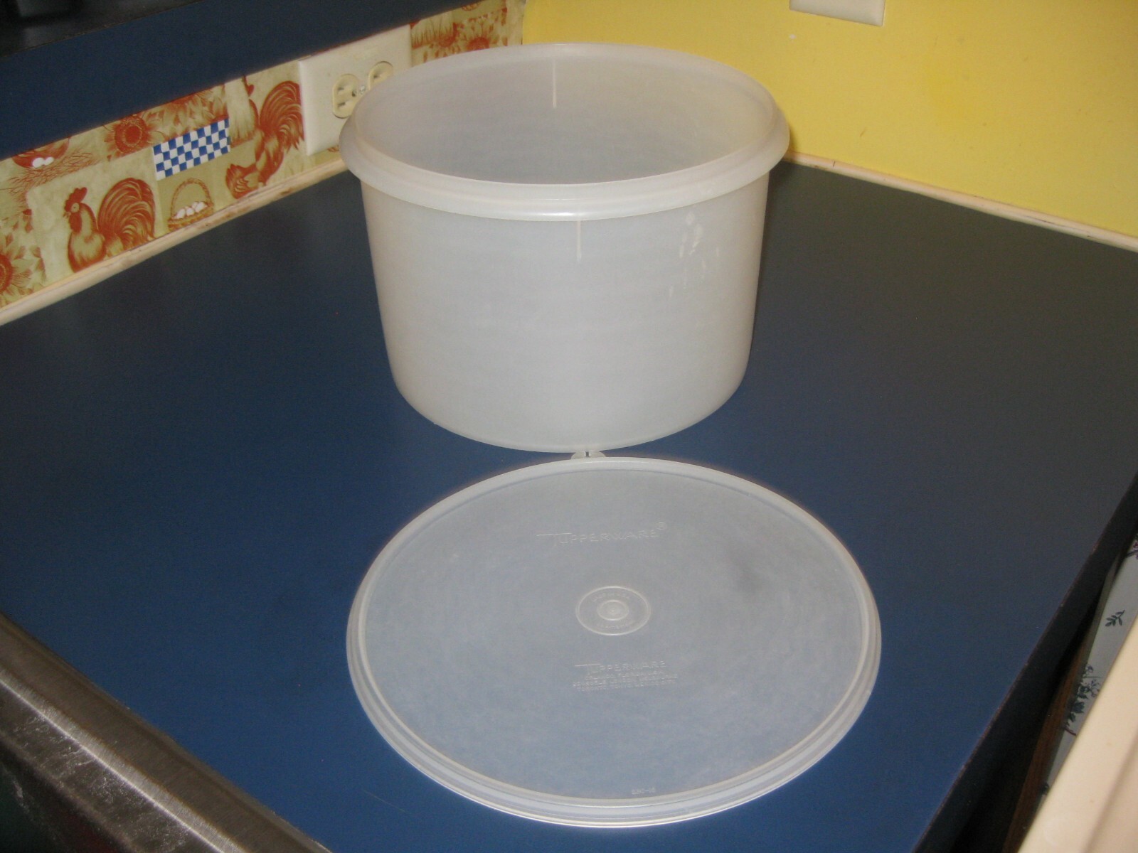 Vintage Tupperware Canister #267-5 with Lid #230-15