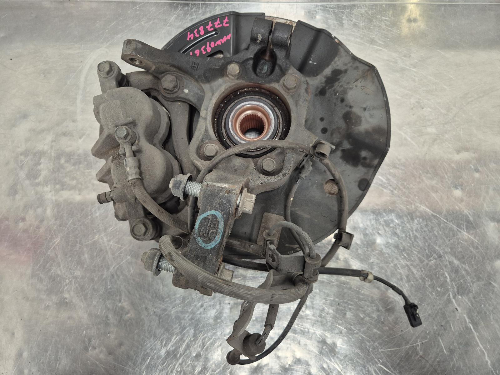 2014 Hyundai Santa Fe RIGHT FRONT HUB ASSEMBLY DM 06/2012-02/2018 777834 image 2