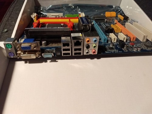 Gigabyte Technology GA-MA790GP-UD4H, Socket AM2+, AMD Motherboard & CPU