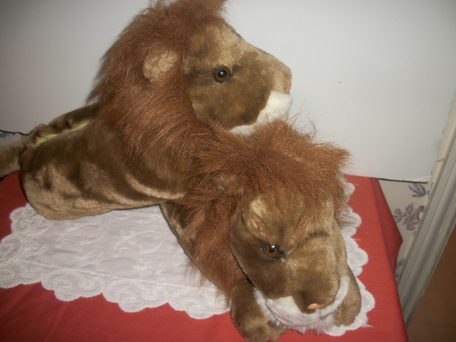 LION KING SLIPPERS, ADULT SIZE 9-10