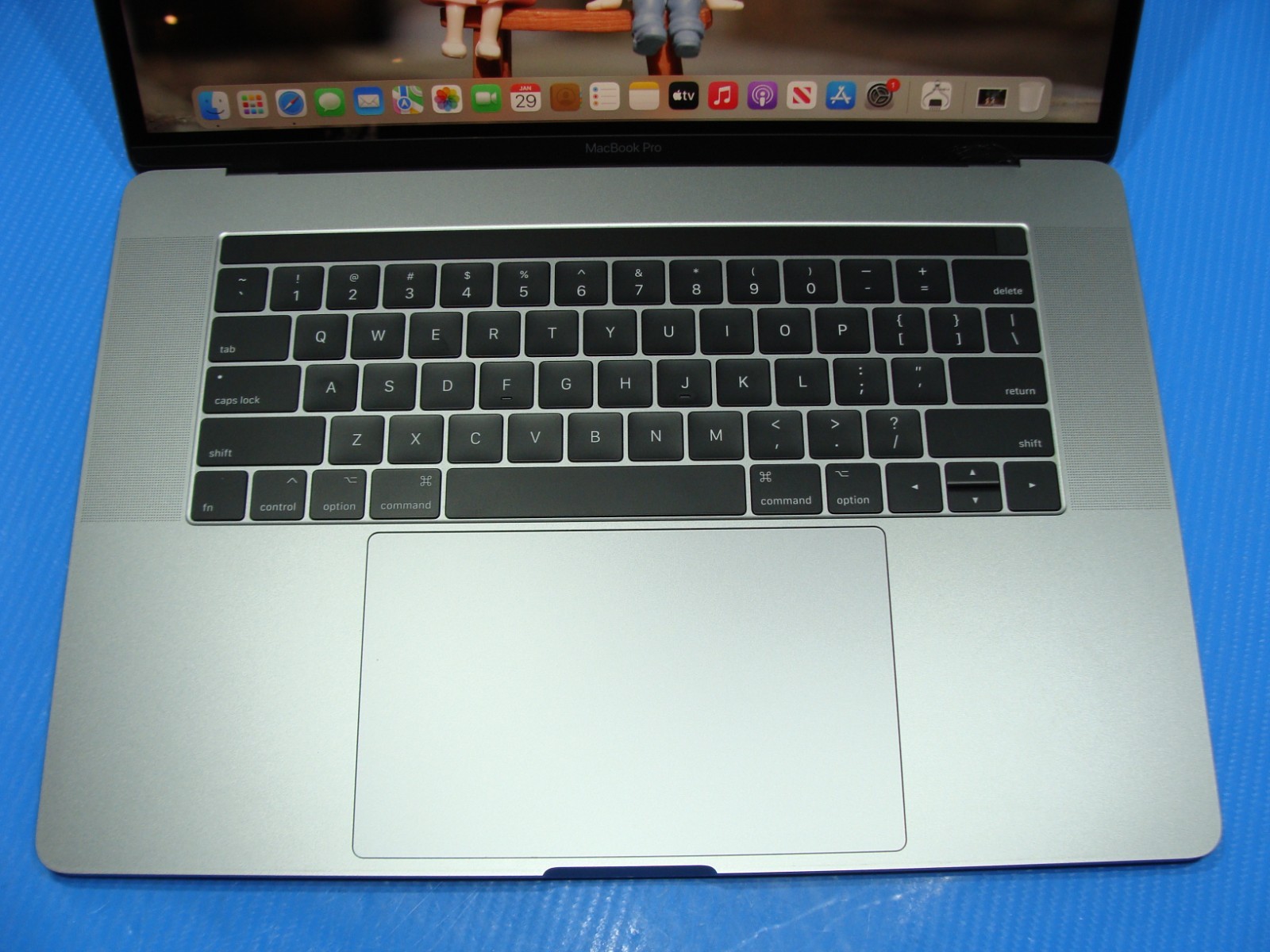 Apple MacBook Pro 15" Mid-2017 i7-7700HQ 16GB 256GB Radeon Pro 555 - Thumbnail 5