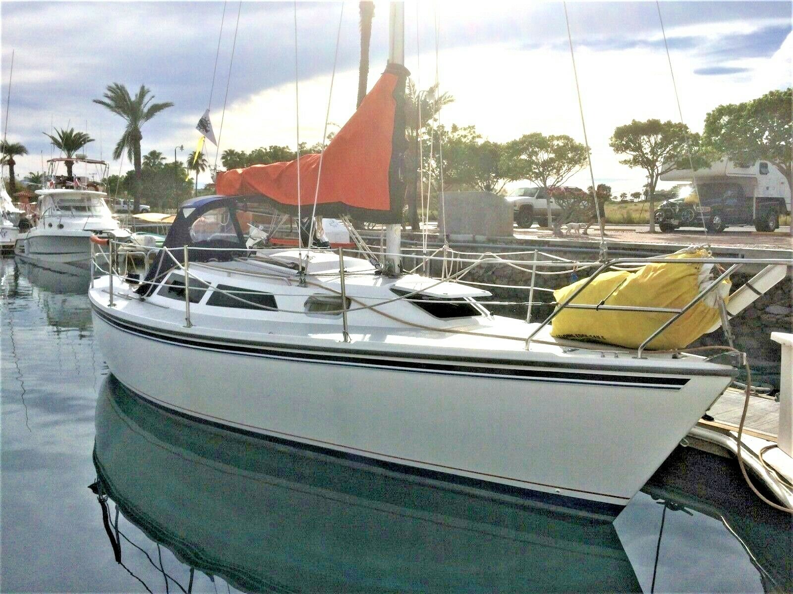 Catalina Capri 26' Sailboat w/Trailer