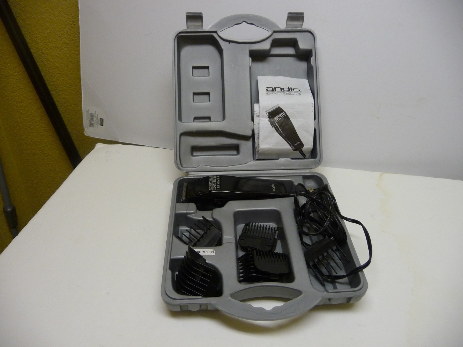 Andis Magnetic Motor Pet Trimmer Kit With (6) Attachment Combs And Storage Case.