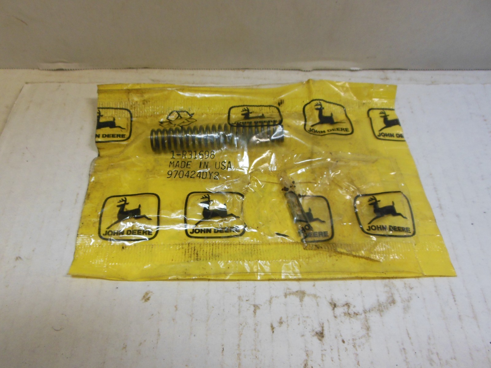 JOHN DEERE TRACTOR TRANSMISSION RELIEF VALVE SPRING R31698