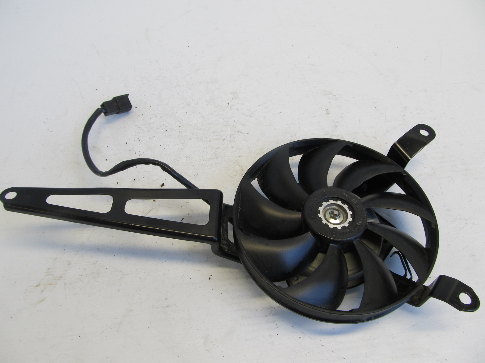 KAWASAKI ZX10R ZX10R ZX10 2012 11 12 RADIATOR FAN BENT BRACKET LITTLE