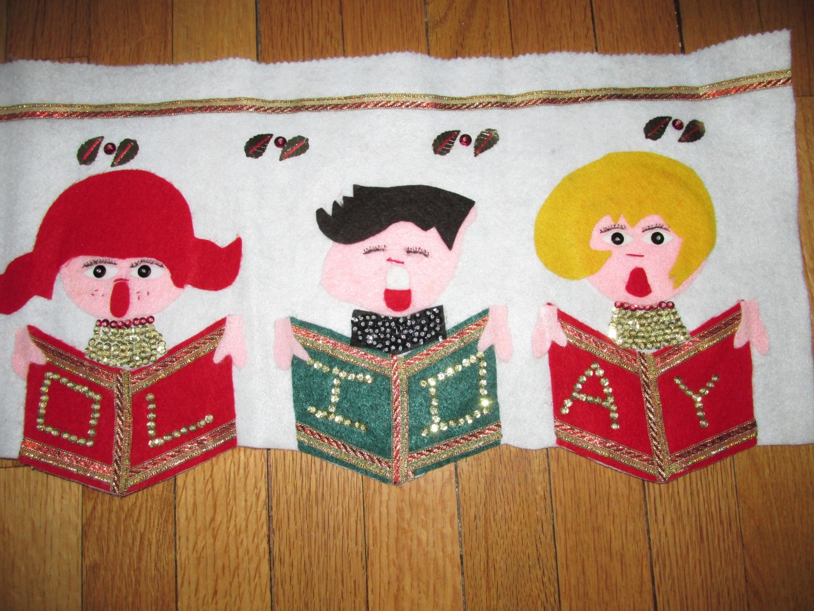 Vintage Sequin Singing Heads Happy Holiday Applique Felt Table Christmas Runner