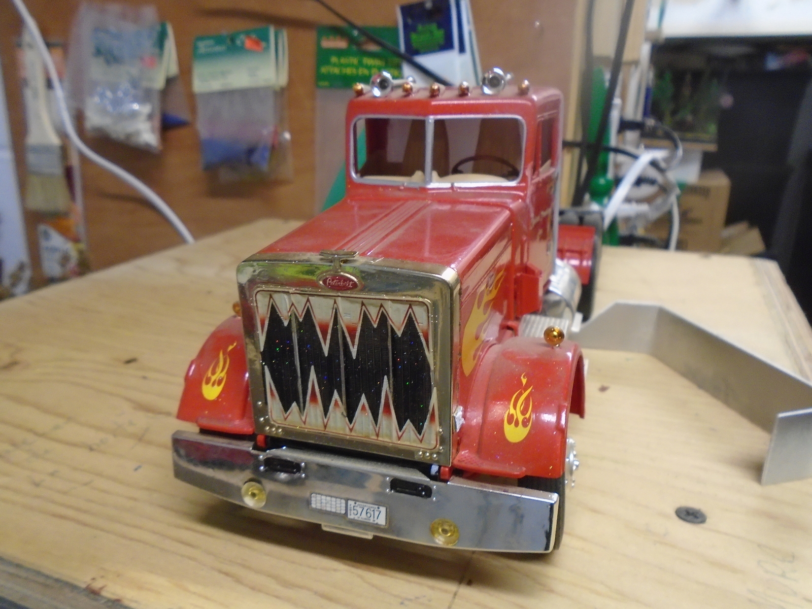 リンドバーグ　プラモデル　1/25 ダッジ　L-700 Amazon.com: Lindberg 1:25 Scale 1969 Dodge L-700 Tilt Cab