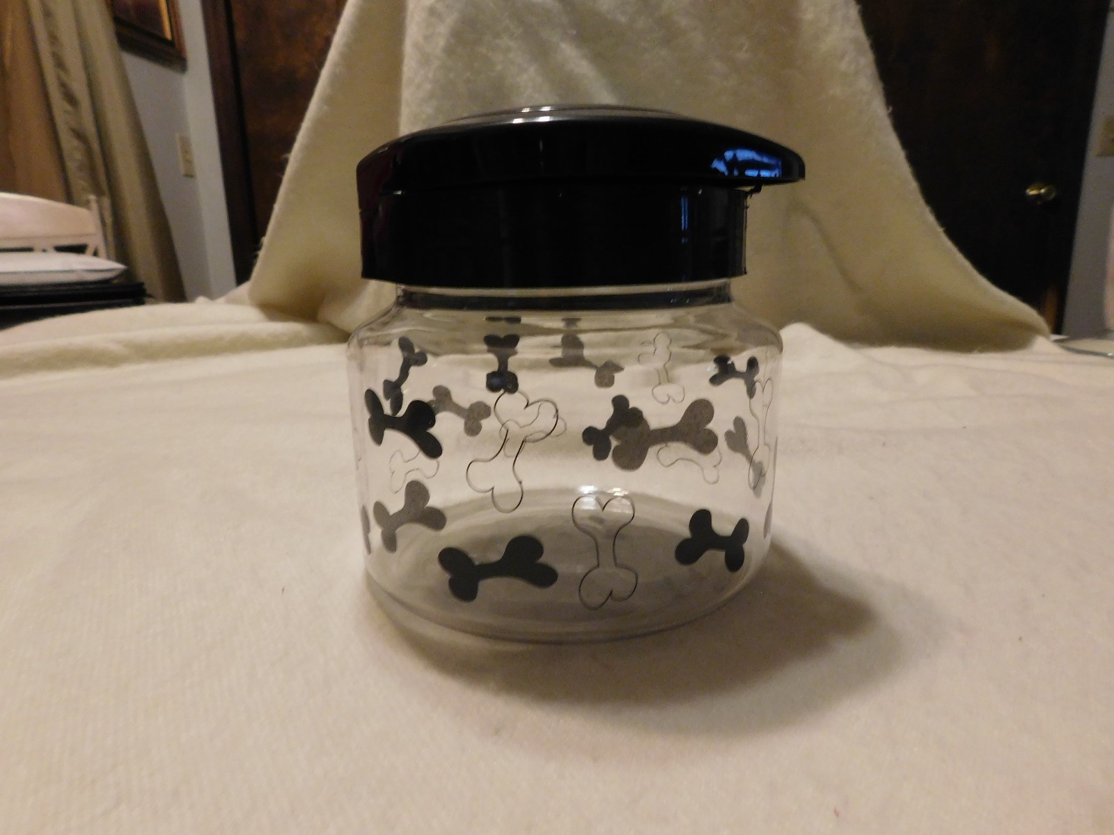 PLASTIC PET TREAT CANNISTER HAS LID