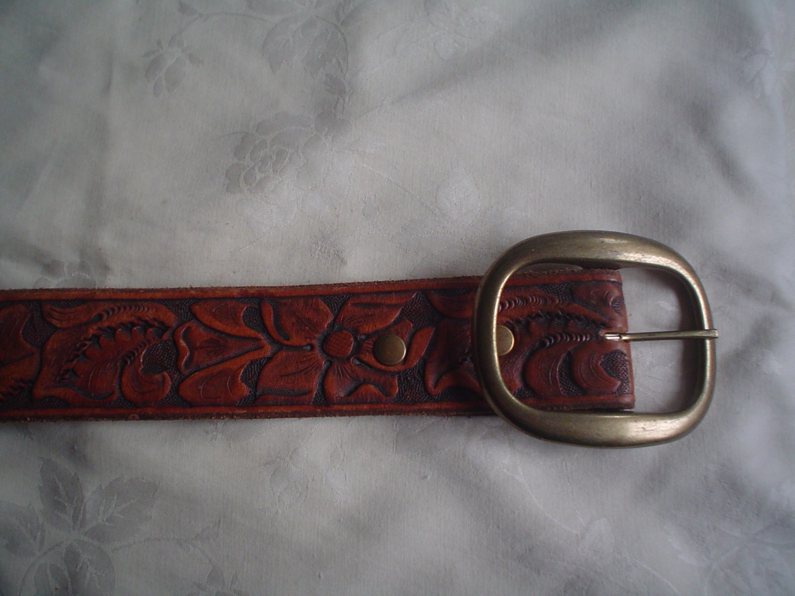VINTAGE 1980'S LEATHER HAND CARVED BELT, 40