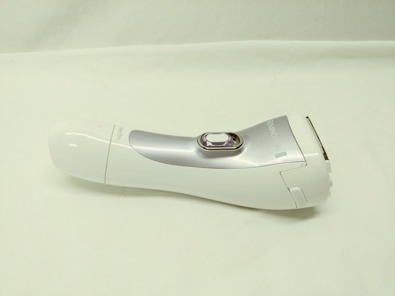 Remington WDF-4840  Wet Dry Rechargeable Razor Purple and White With Charge Base