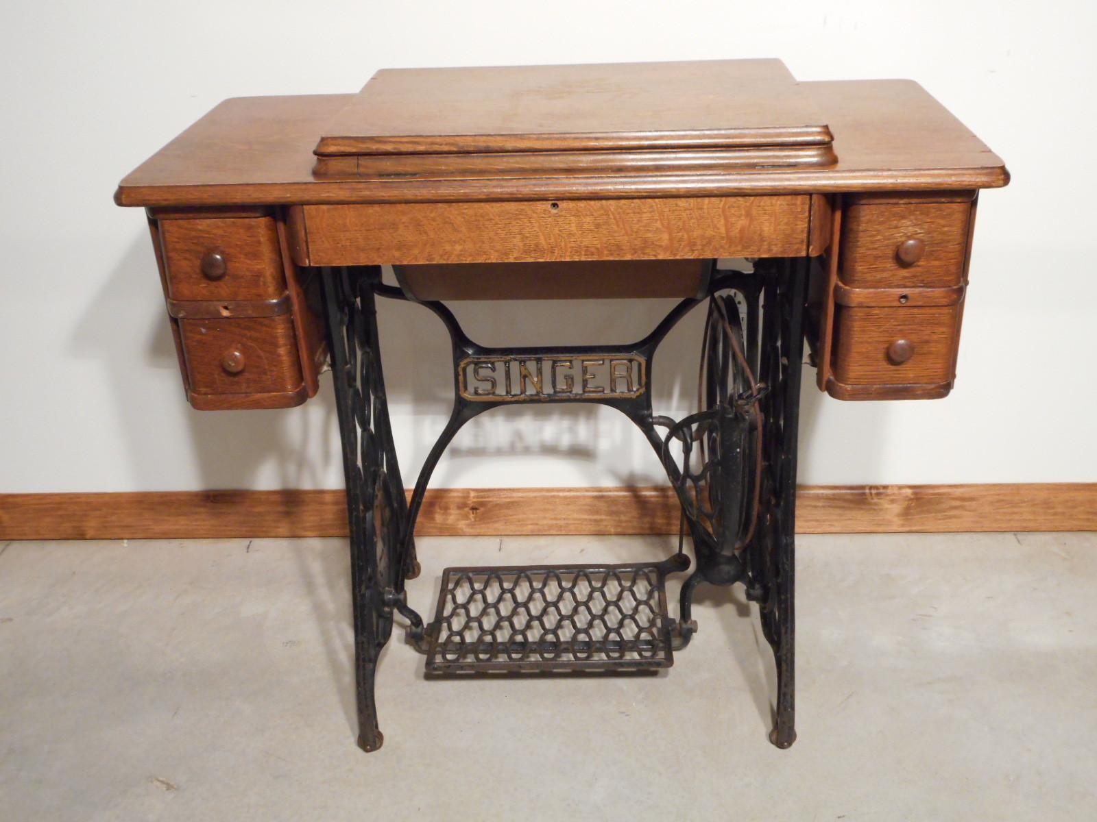 1929 Singer Sewing Machine Model No. 66 Wood Cabinet Table Treadle AC587500