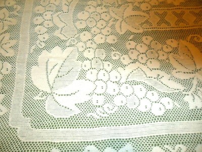 VINTAGE COTTAGE -IVORY COTTON  QUAKER GRAPES / LEAVES LACE TABLECLOTH - 42 X 48