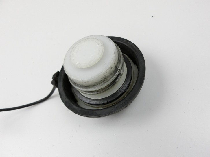 Opel Adam M13 12-19 Tankdeckel Verschluss Tankverschluss Opel Adam M13 12-19 04.10.2013 gebraucht Vorschau 2