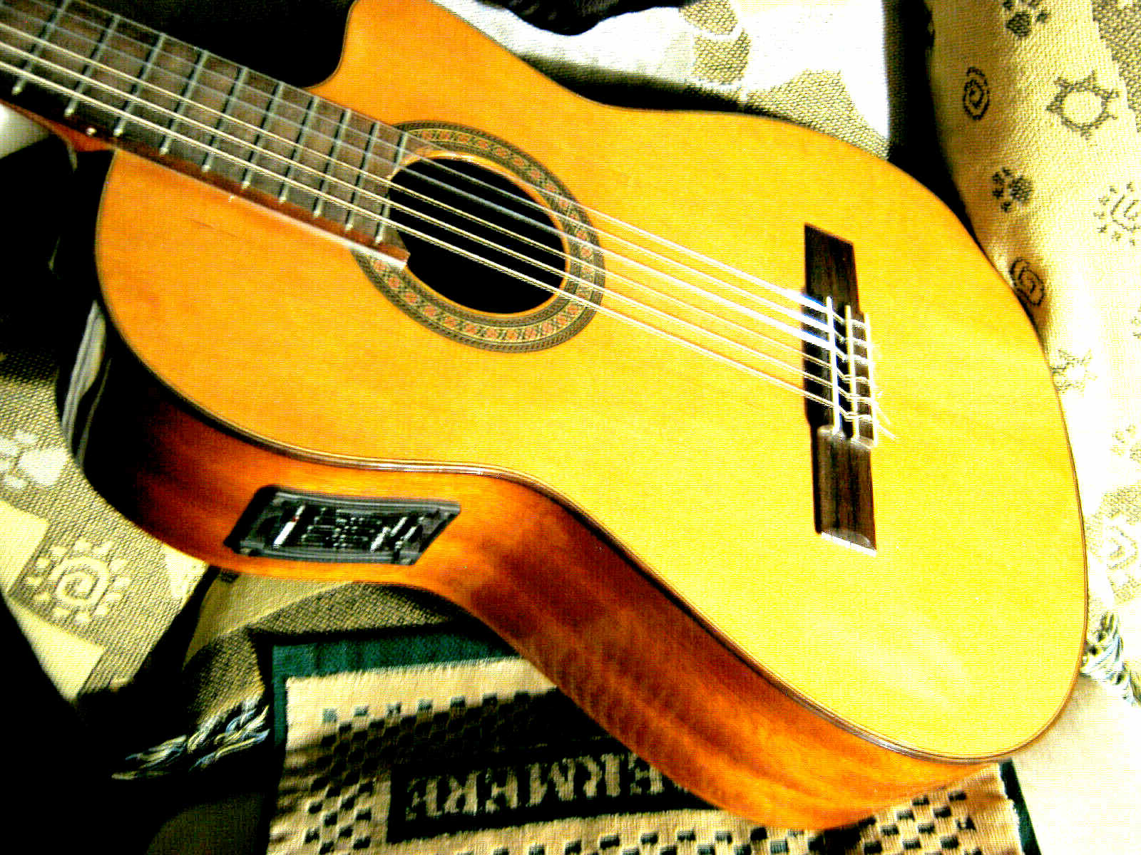 ARIA AC25CE CLASSICAL ELECTRIC Guitar, NICE Solid Top From