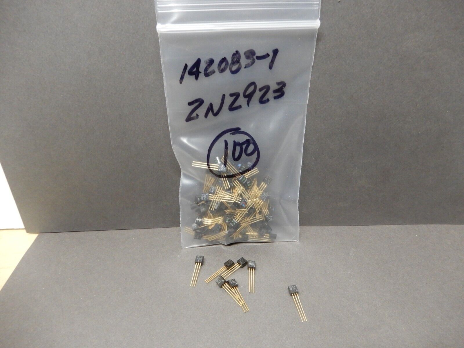 Motorola 2N2923 NPN Si TO-92 Transistors (100) Wurlitzer P/N Motorola 2N2923 NPN Si TO-92 Transistors (100) Wurlitzer P/N