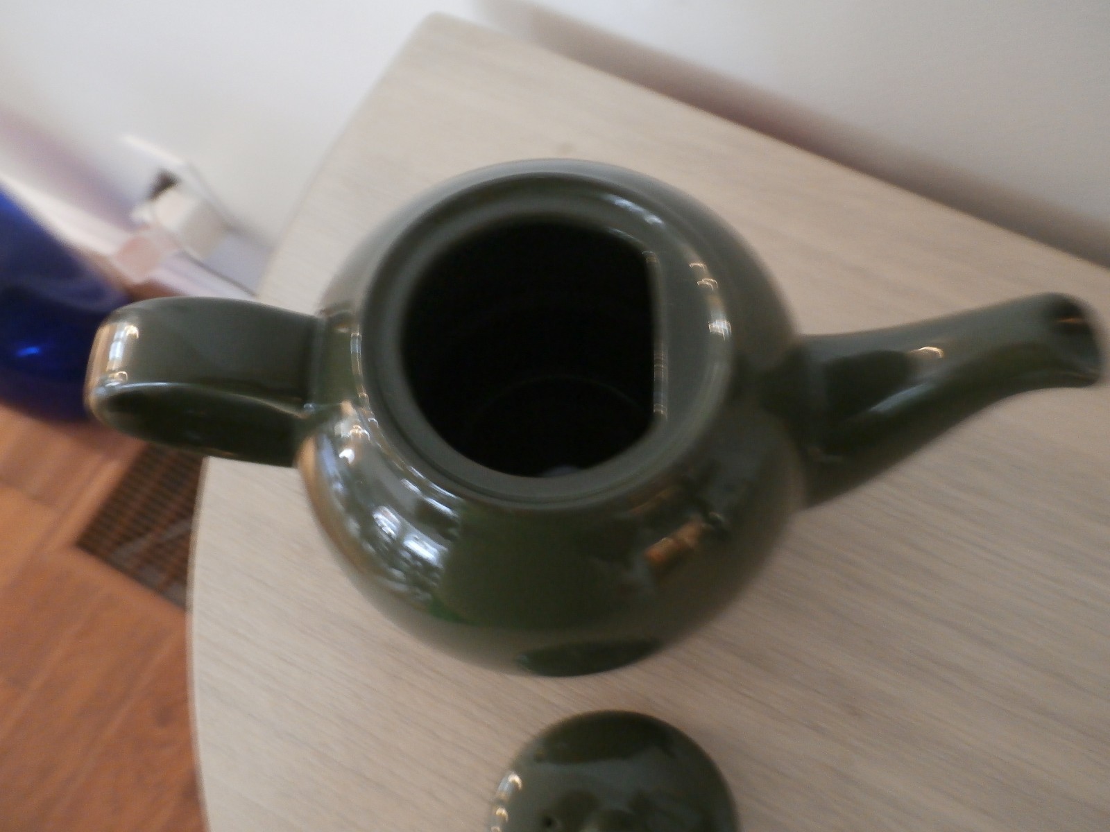 Dark GREEN POTTERY 4 Cup GLOBE TEAPOT Designed in BRITIAN Preowned EX CONDITION