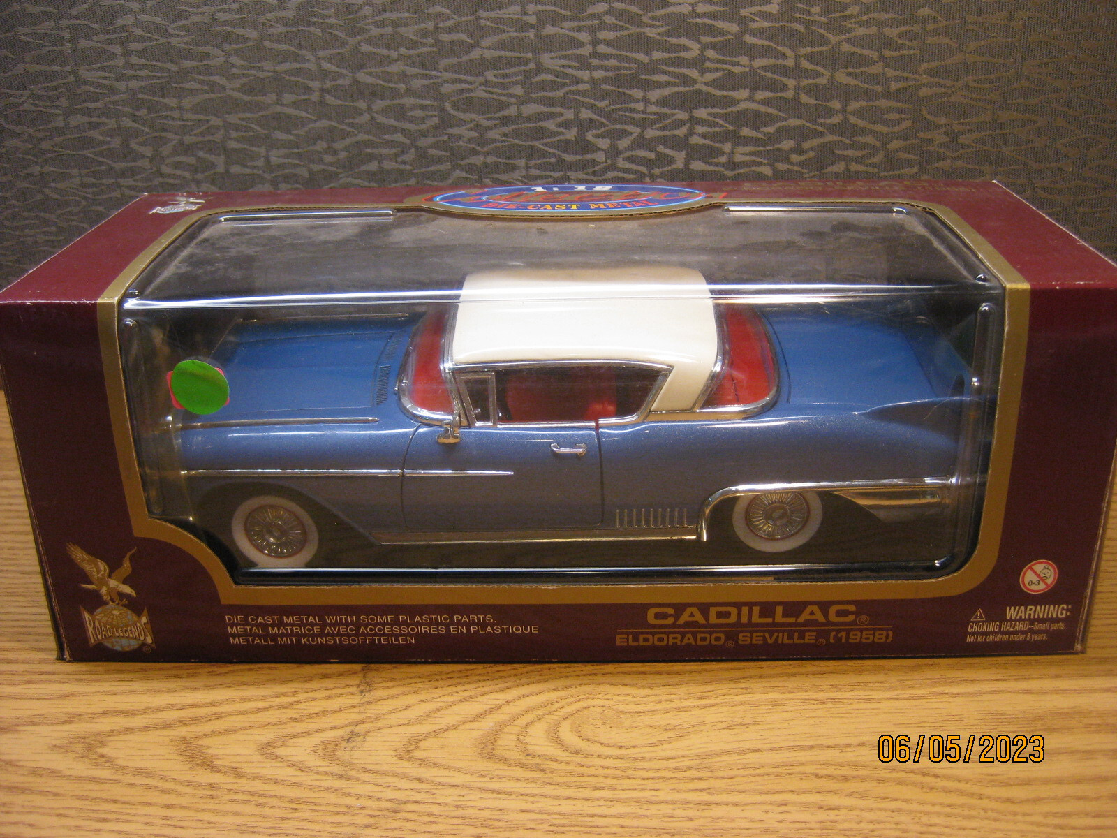 1/18 1958 CADILLAC ELDORADO SEVILLE HT.,WHITE/M.BLUE BY ROAD