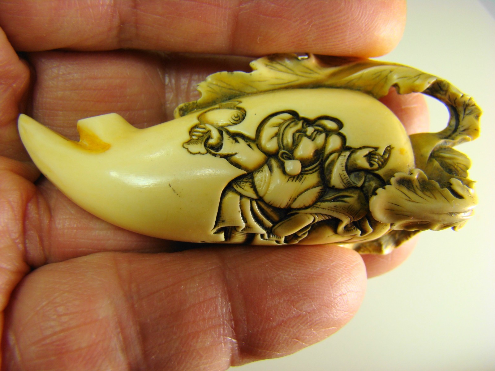 ANTIQUE JAPANESE CARVED DEER ANTLER NETSUKE SIGNED