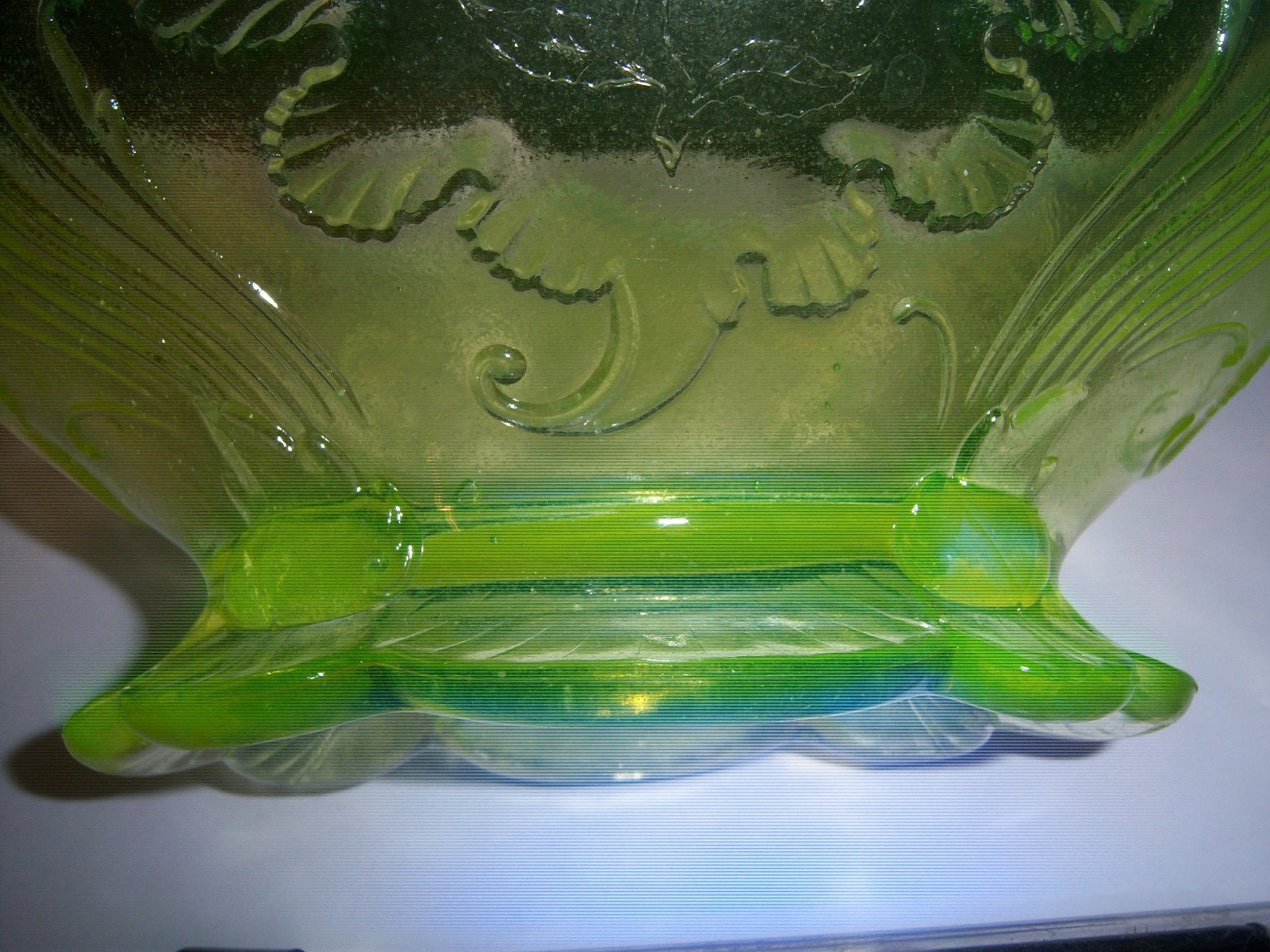.LARGE VASELINE GLASS FRUIT BOWL WITH OPALESCENT EDGE