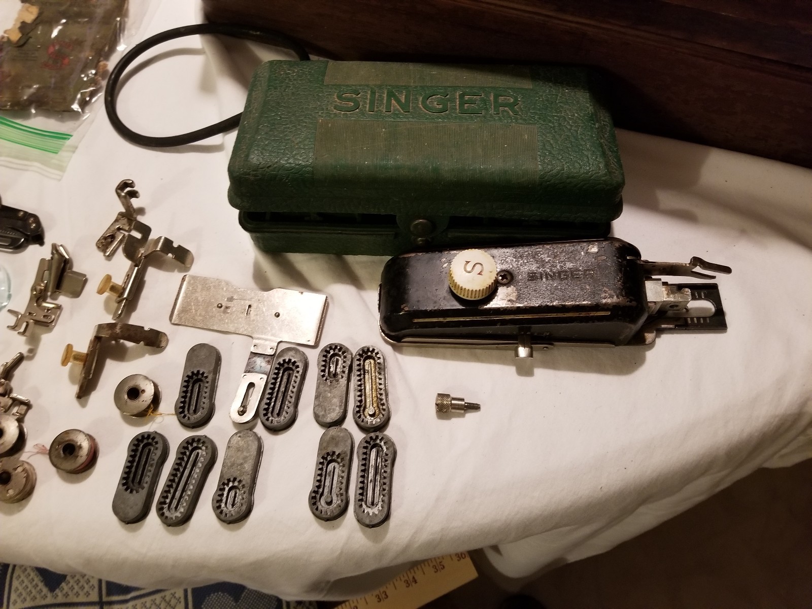 VINTAGE  SINGER SEWING MACHINE.MODE IN ORIGINAL WOOD CASE..UNIQUE!