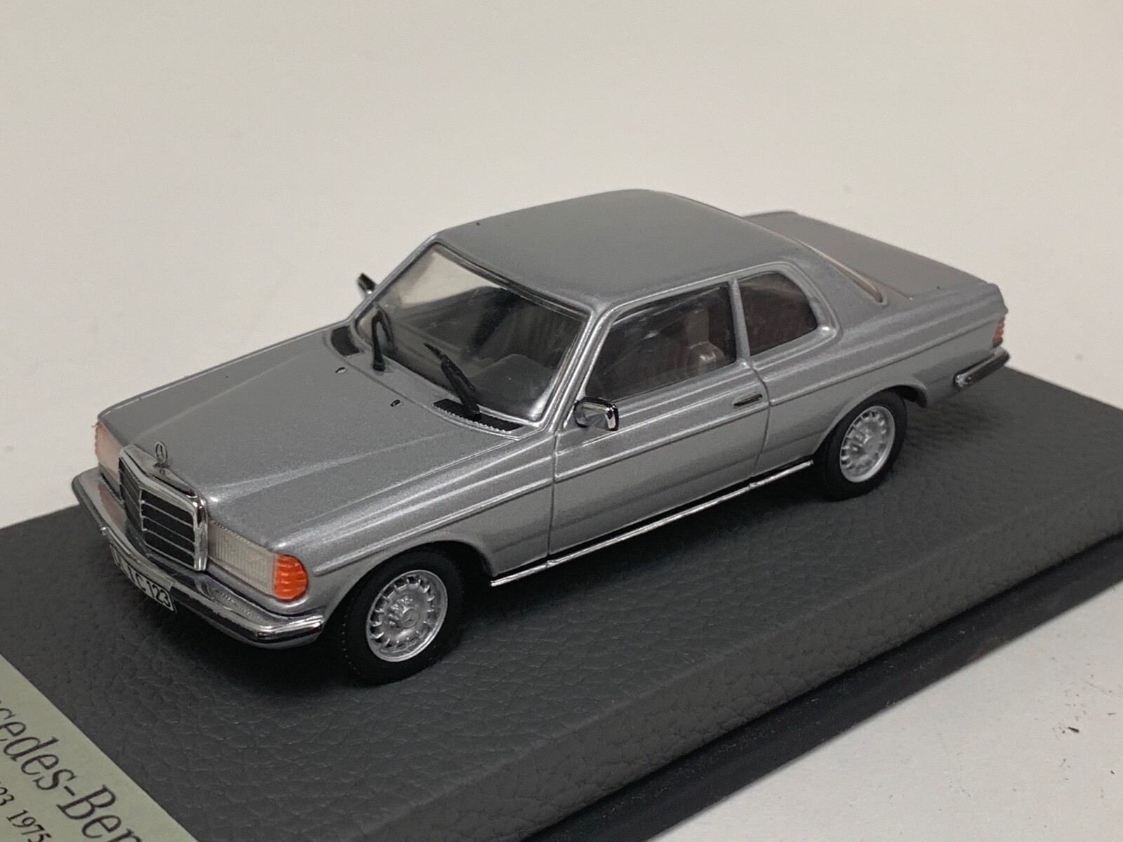 1/43 Minichamps Mercedes E Class W123 1975 to 1986 in Silver