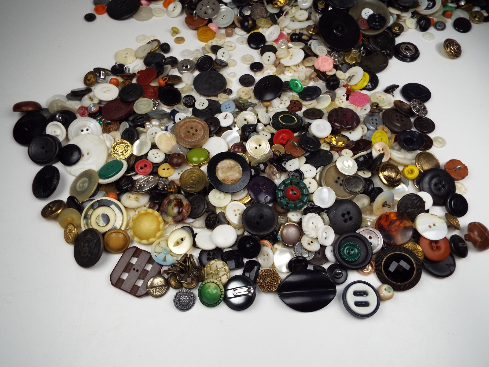 VINTAGE BUTTON COLLECTION Over 10 Lbs Unsearched Sold As Found Estate Lot #158