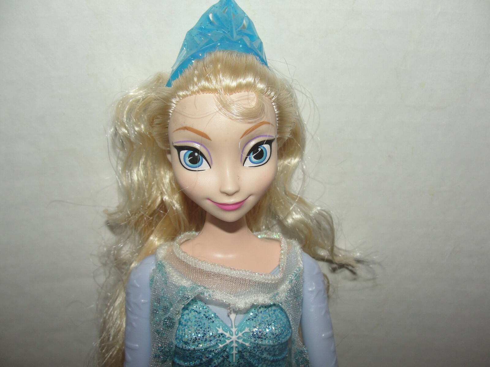 Disney Frozen Ice Skating Princess Elsa Doll Articulated Mattel Snow Cape