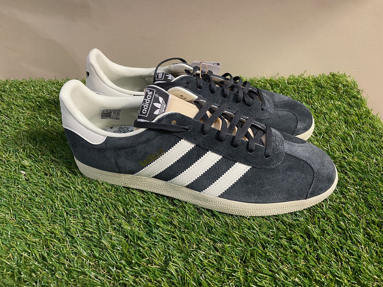 adidas gazelle carbon