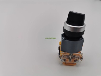 1 PCS     APT LA39-B2-10X/K  2-position selector switch self-locking black #F2