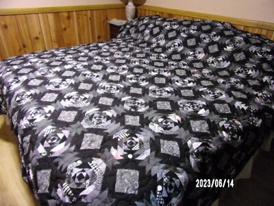 Black & Gray Pineapple Quilt - King measures 100x100