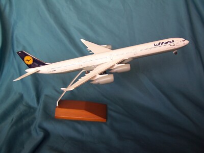LUFTHANSA AIRBUS A 340-800  1:200 DESK MODEL SKYMARKS - EXECUTIVE