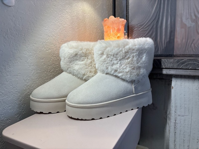 S-2: Very G Frost Faux Fur Trim Platform Boots Size 8