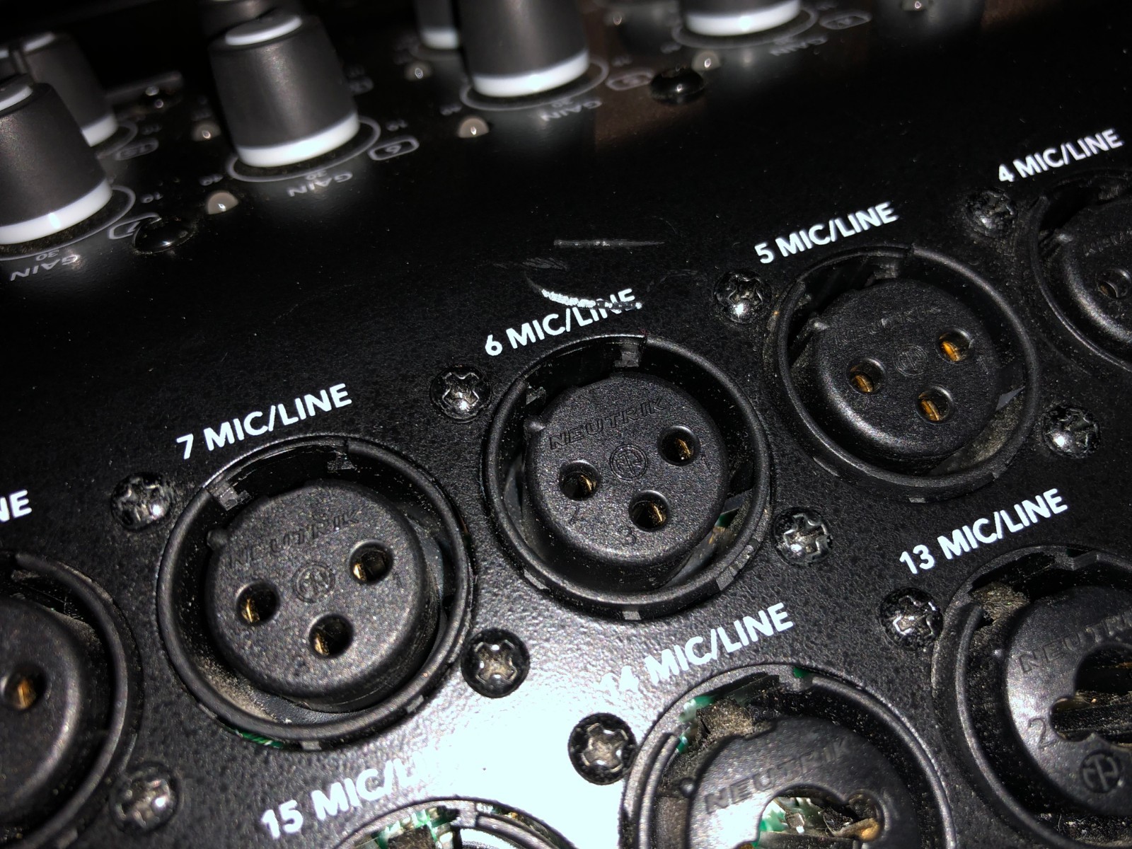 Mackie DL1608 16 Channel Digital Mixer Ipad Lightning