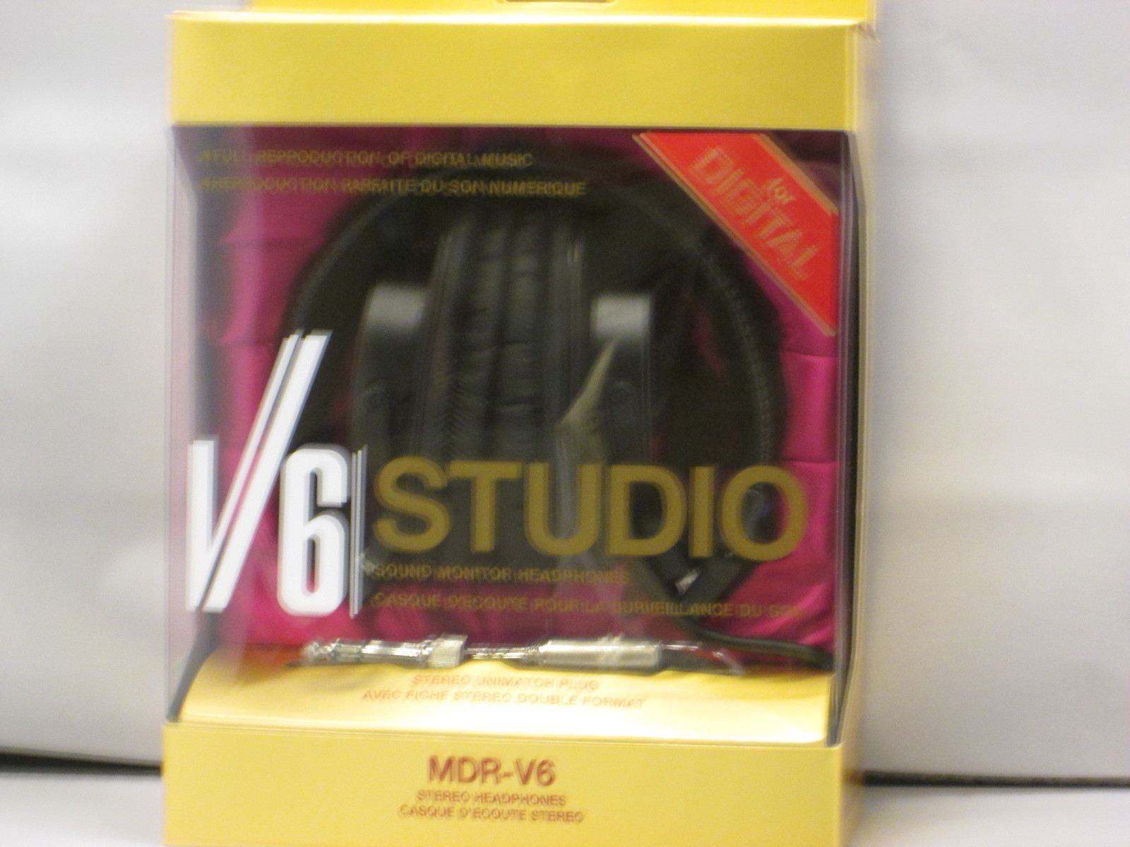 BRAND NEW Sony MDR-V6 High-Quality Black Stereo Headphones