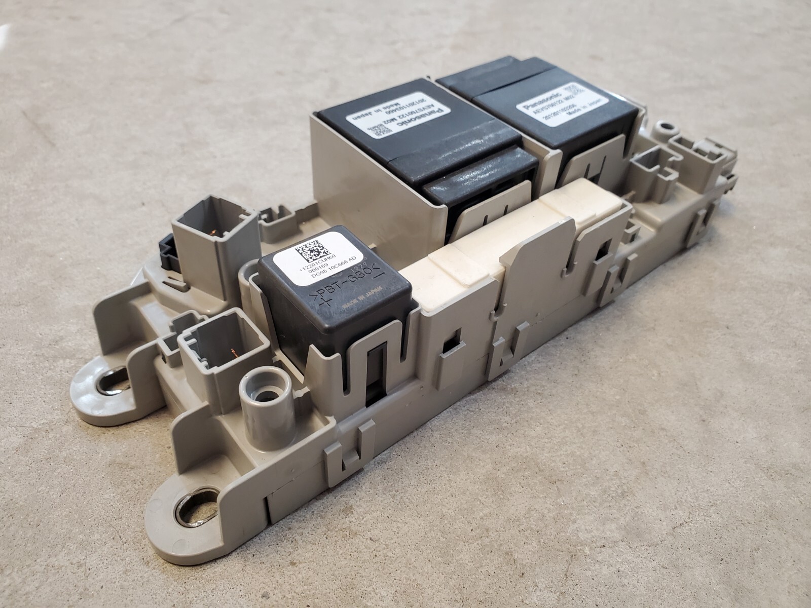 13-18 C-Max and 13-20 MKZ and Fusion Hybrid Battery Junction 13-18 C-Max and 13-20 MKZ and Fusion Hybrid Battery Junction