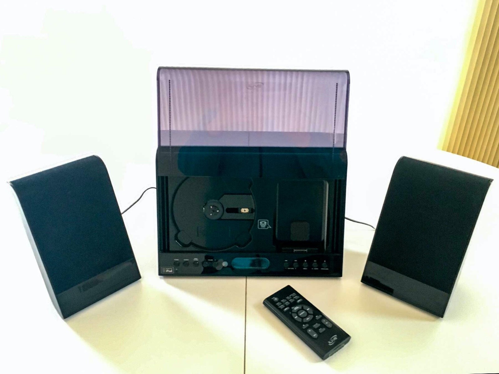 iLive CD Radio iPod Dock Recharging Unit AND 2GB 1st Gen