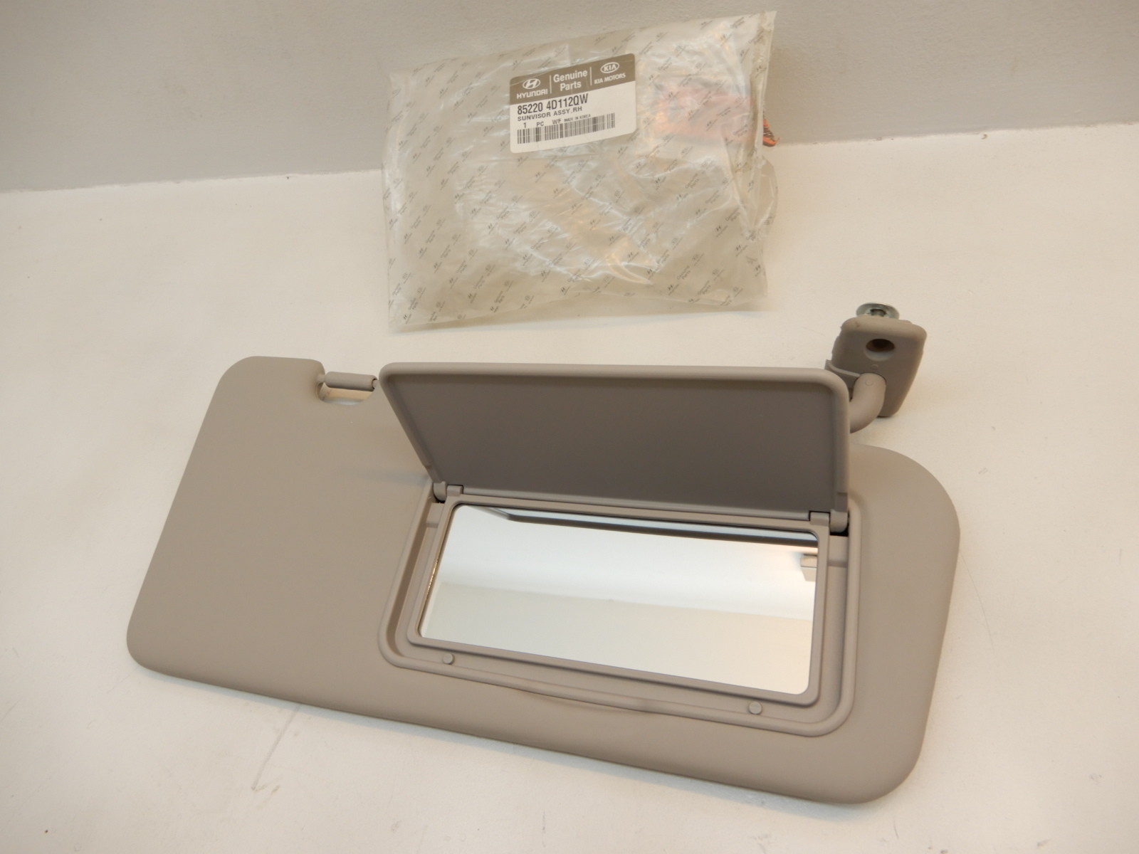 2008 Hyundai Entourage OEM Left Side Sunvisor 85220-4D112-QW