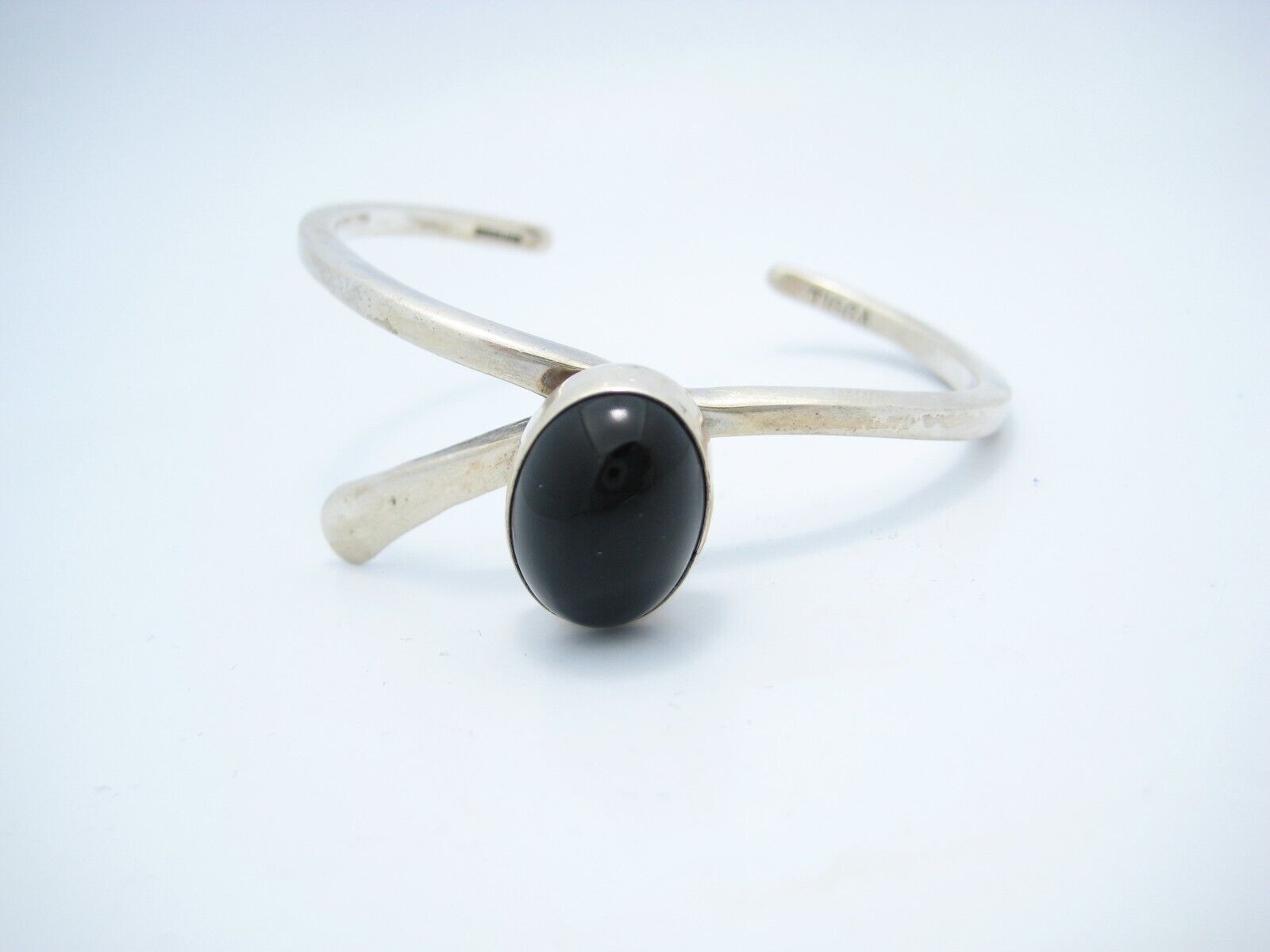 Tigga Sterling Silver 16.5mm Oval Black Onyx Cuff Bracelet Tigga Sterling Silver 16.5mm Oval Black Onyx Cuff Bracelet