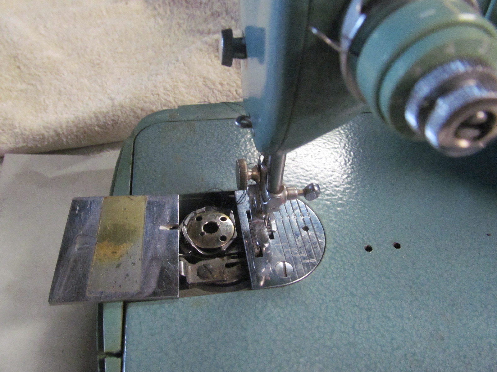 PORTABLE SINGER BLUEISH-GREEN SEWING MACHINE CAT #BZK 60-8, MADE IN UK.