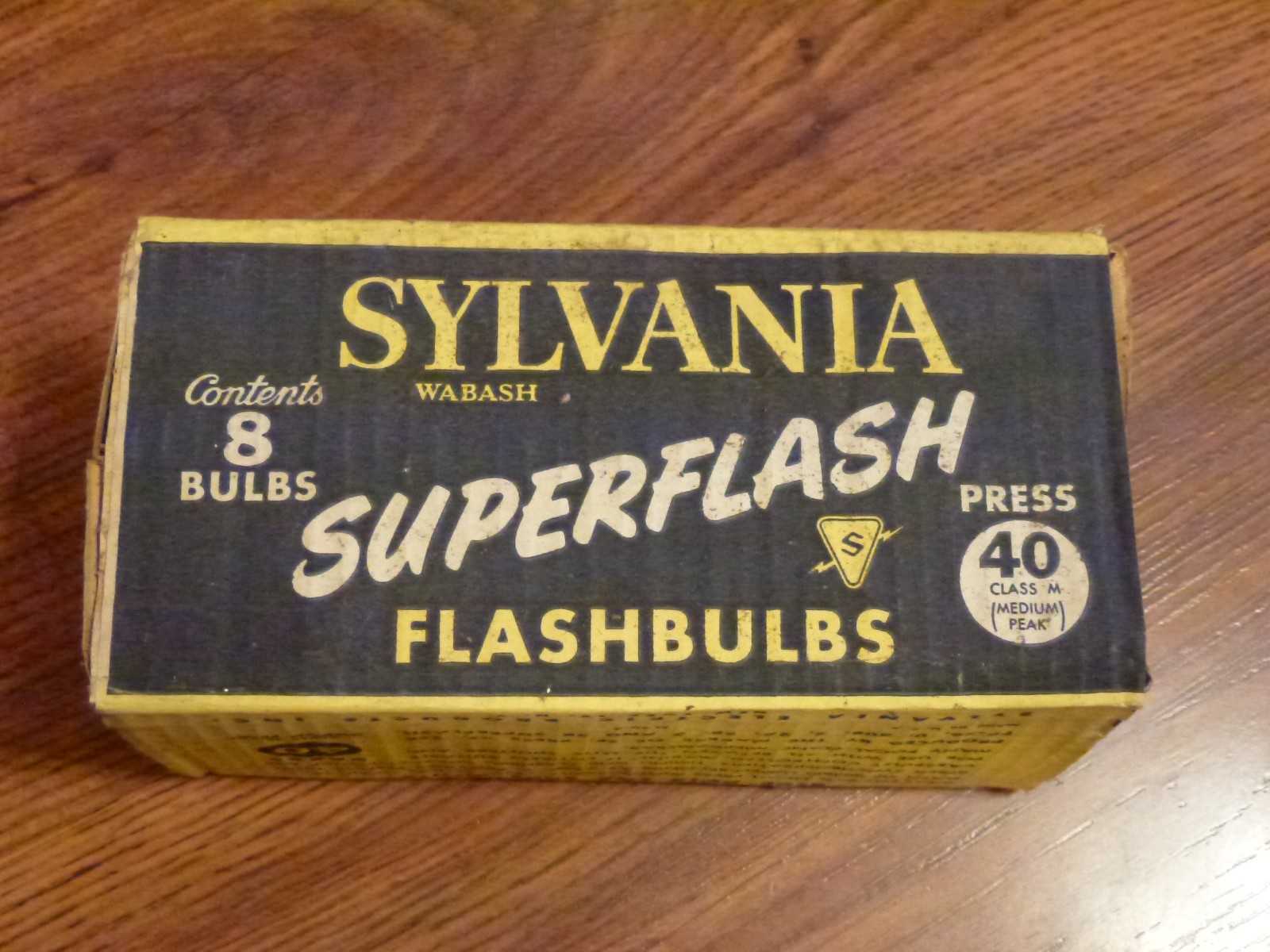 Lot of 8 Sylvania Superflash 40B camera flashbulb blue dot class M SL 40-3